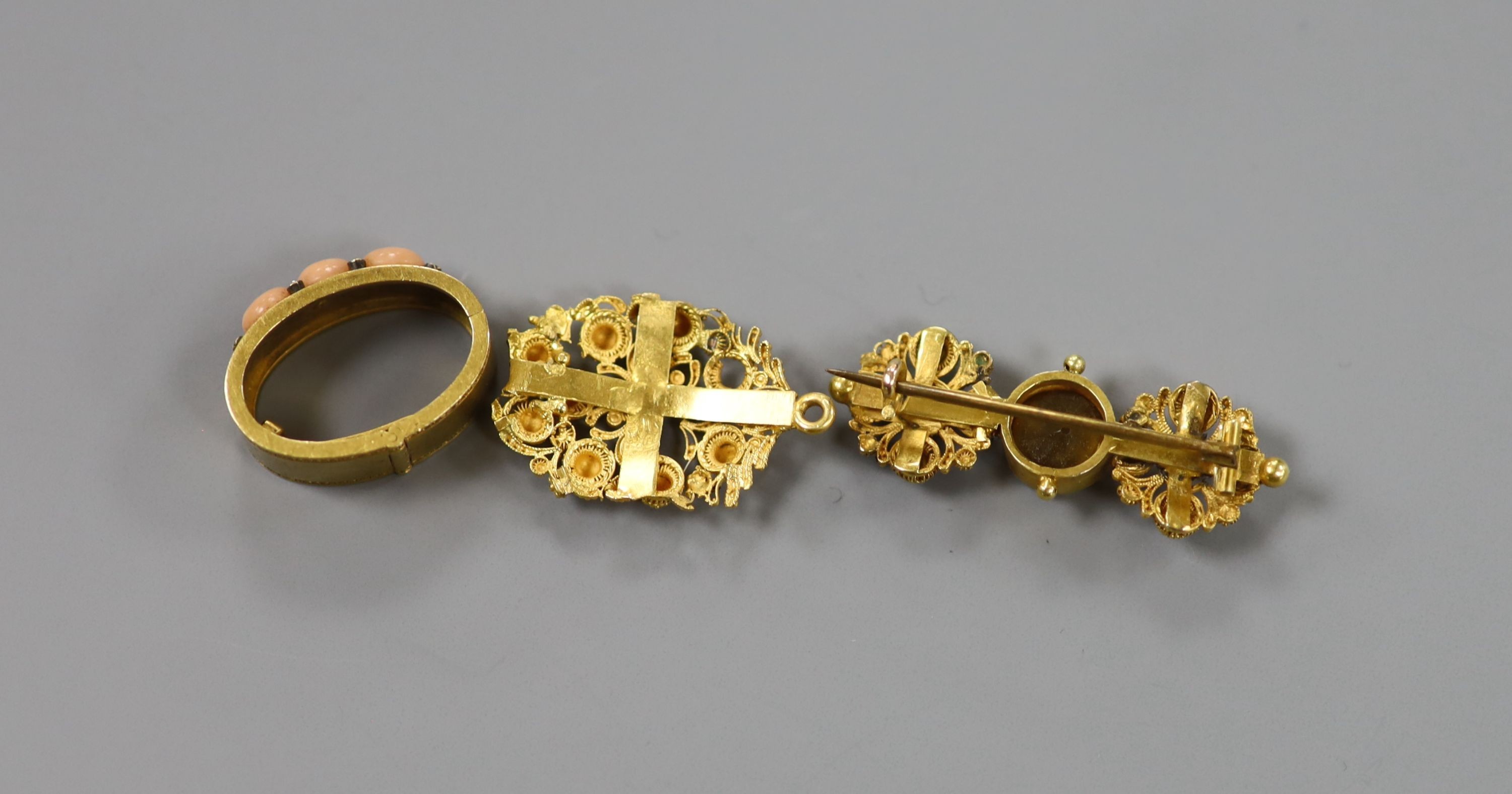 An Edwardian yellow metal, coral and diamond chip set scarf clip, 22mm and two yellow metal filigree items, gross 14.4 grams.